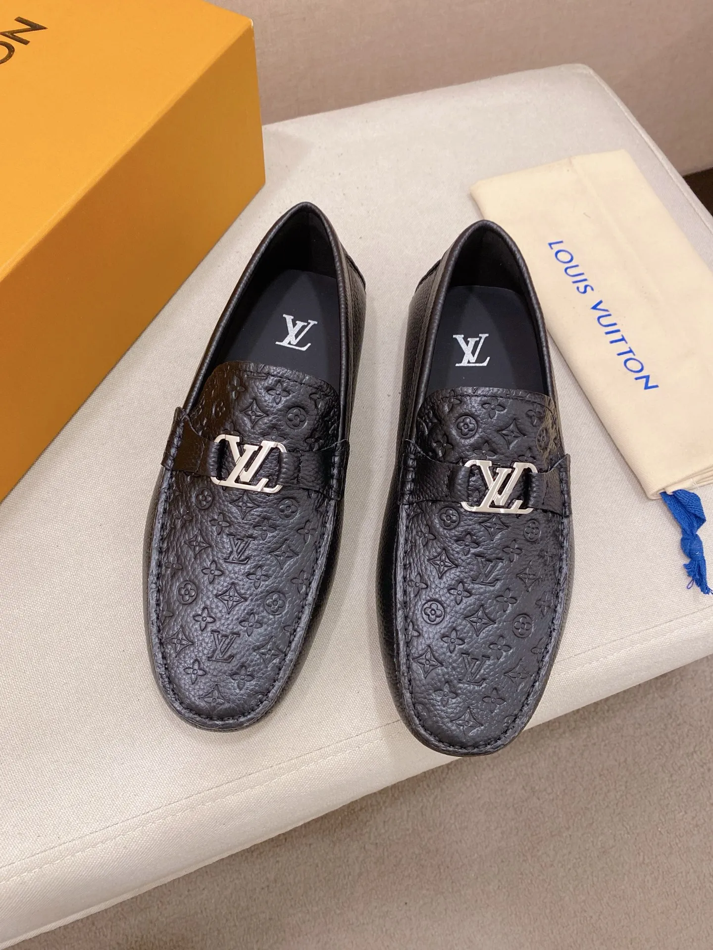 Factory price: 500💰High-end quality! LV 🆕🆕Exclusive hot-selling products in stock🔥🔥New products on the shelves, high-quality Ferragamo men's pea shoes, high-end casual driving shoes, with complete packaging! 💪 💪 Material: imported pebbled first-layer cowhide 🐂 + imported high-quality buffalo leather lining + wear-resistant outsole 👍🏻👍🏻 Features: high-end and comfortable, purely handmade 🚀 🚀 Create the perfect shoe that suits you best 🔥 🔥 Size: (38-44) 45 standard size can be customized!